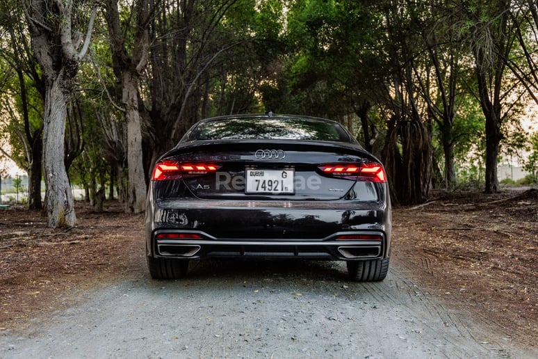 Audi A5 (Negro), 2020 para alquiler en Dub&aacute;i