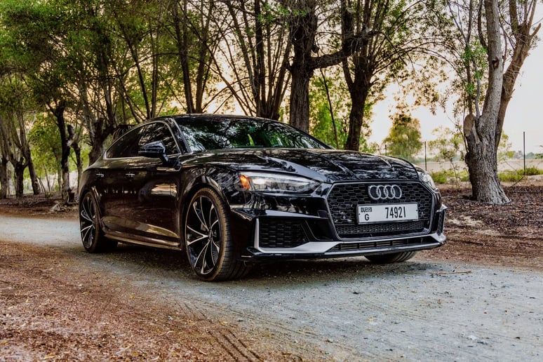 Audi A5 (Negro), 2020 para alquiler en Dub&aacute;i