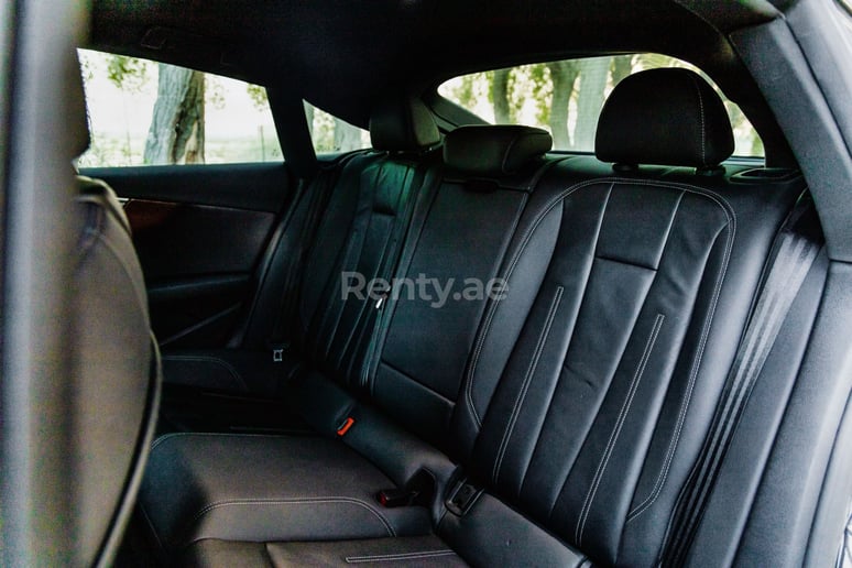 Audi A5 (Negro), 2020 para alquiler en Dub&aacute;i