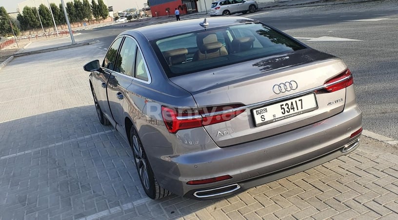 Dubai'de kiralık Audi A6 (Koyu Gri), 2020
