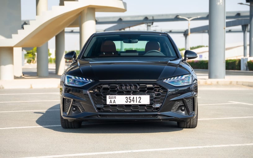 在迪拜 租 奥迪A4 (黑色), 2024