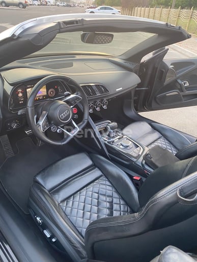 Audi R8 Convertible (Nero), 2018 in affitto a Dubai