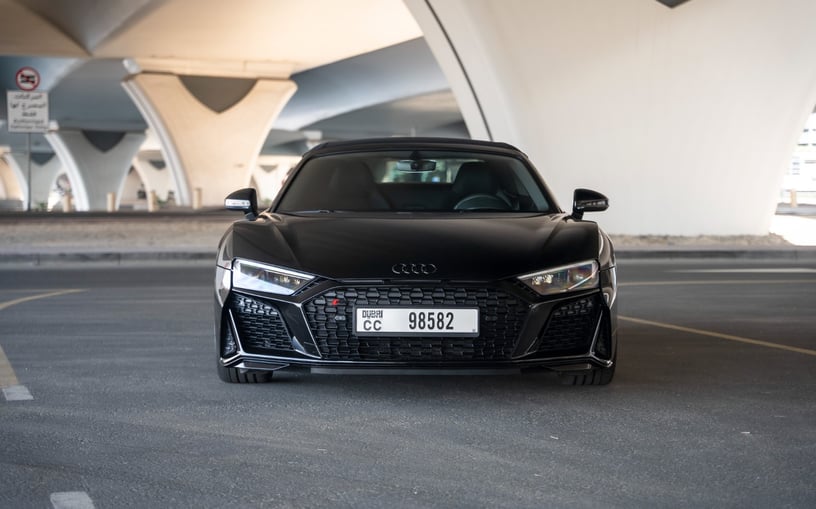 Audi R8 Spyder (Zwart), 2022 te huur in Ras Al Khaimah