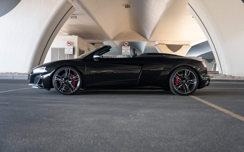 Audi R8 Spyder (Zwart), 2022 te huur in Ras Al Khaimah