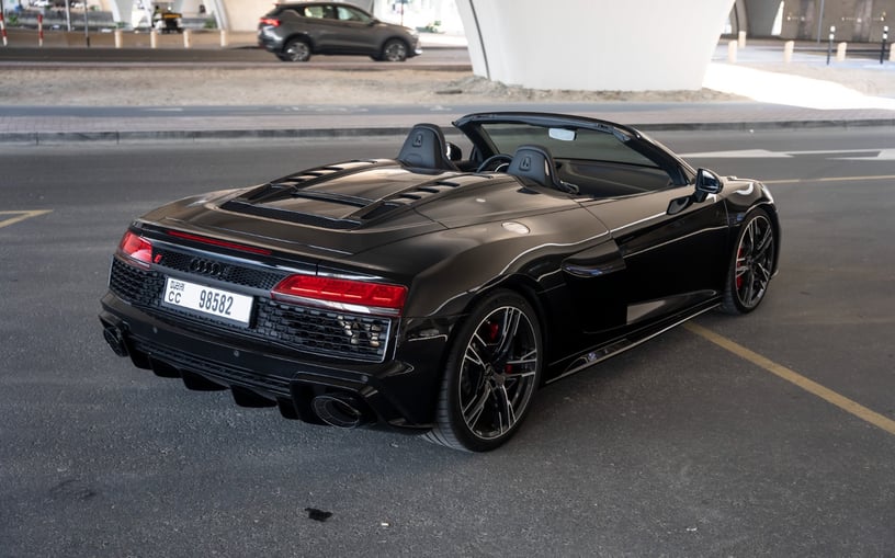 Audi R8 Spyder (Zwart), 2022 te huur in Ras Al Khaimah