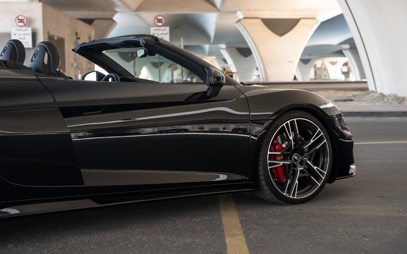 Audi R8 Spyder (Zwart), 2022 te huur in Ras Al Khaimah