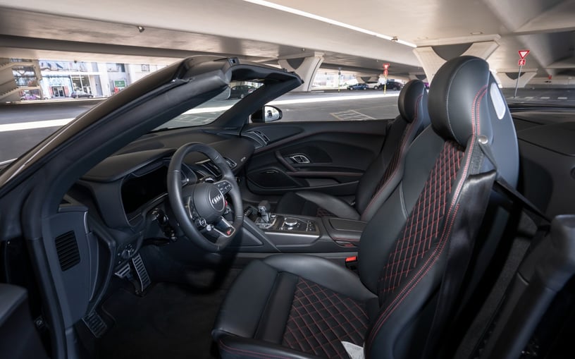 Audi R8 Spyder (Zwart), 2022 te huur in Ras Al Khaimah