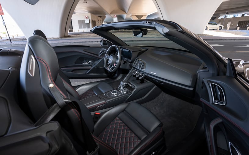 Audi R8 Spyder (Zwart), 2022 te huur in Ras Al Khaimah