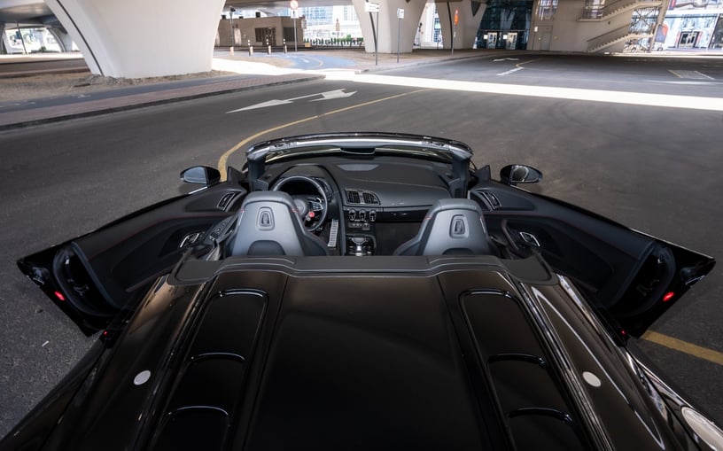 Audi R8 Spyder (Zwart), 2022 te huur in Ras Al Khaimah
