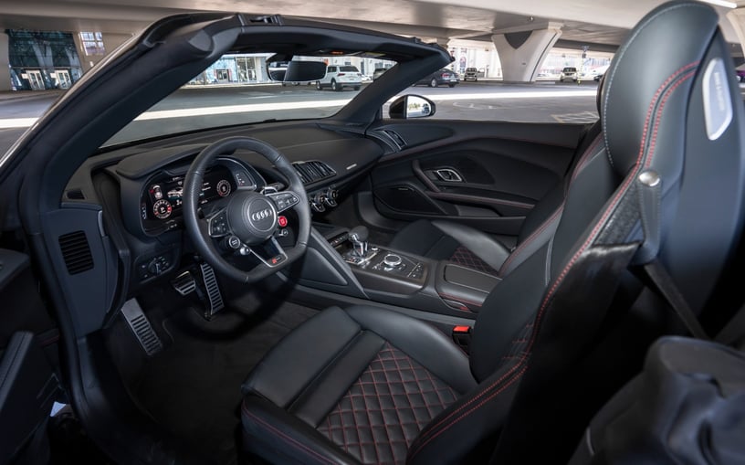 Audi R8 Spyder (Zwart), 2022 te huur in Ras Al Khaimah