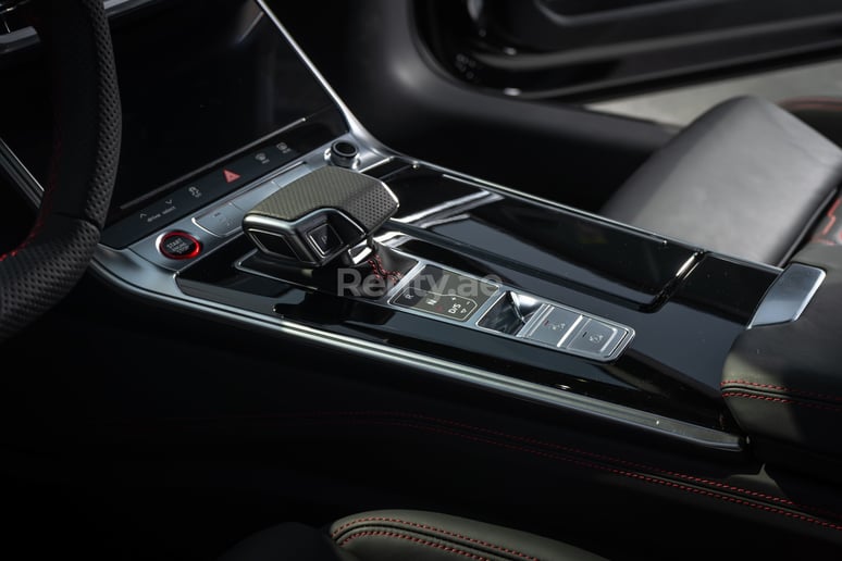 Audi RS6 (Negro), 2021 para alquiler en Dub&aacute;i