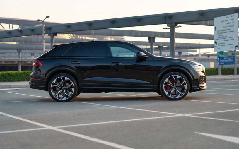 Audi RSQ8 (Negro), 2022 para alquiler en Abu Dhabi