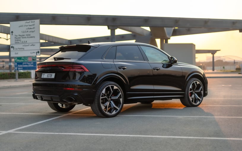 Audi RSQ8 (Negro), 2022 para alquiler en Abu Dhabi
