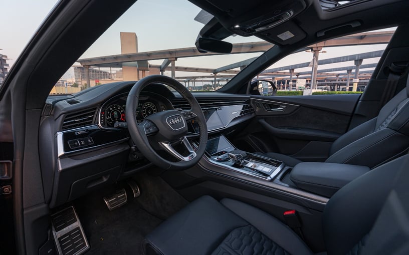 Audi RSQ8 (Negro), 2022 para alquiler en Abu Dhabi