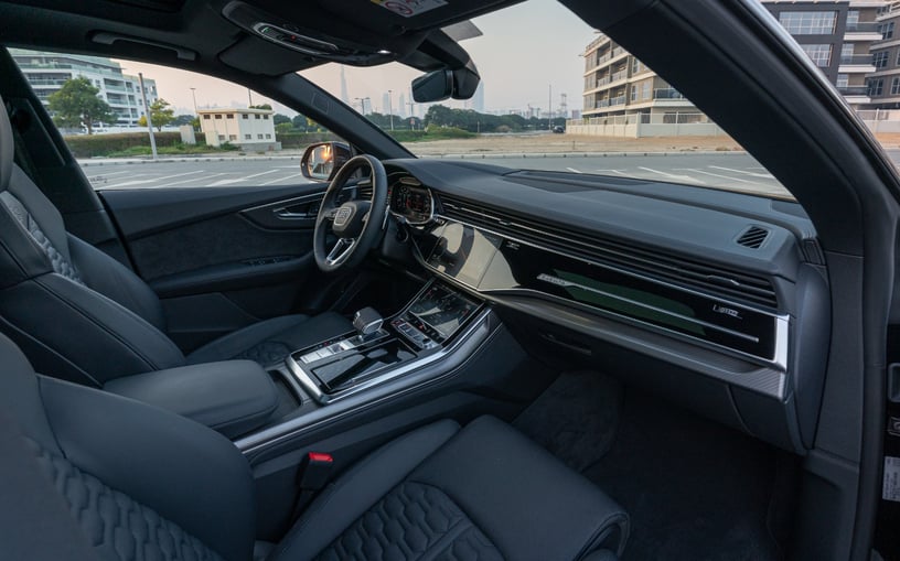 Audi RSQ8 (Negro), 2022 para alquiler en Abu Dhabi