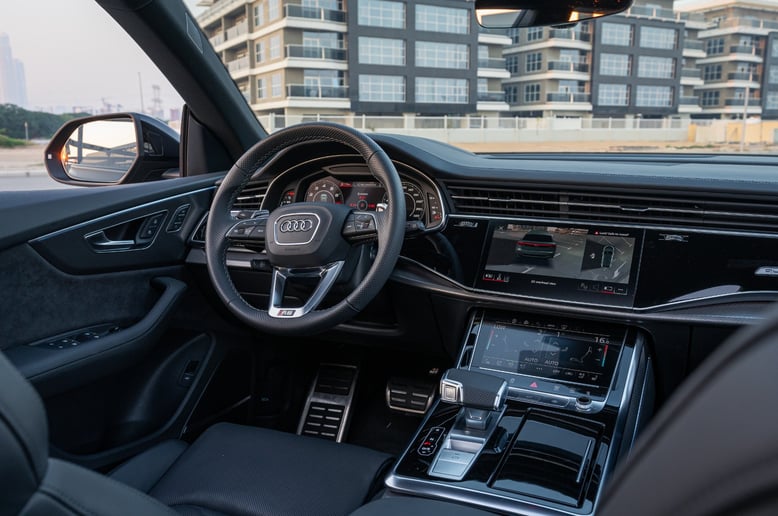 Audi RSQ8 (Negro), 2022 para alquiler en Abu Dhabi