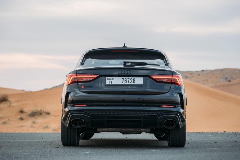 Abu Dabi'de kiralık Audi RSQ3 (Siyah), 2023