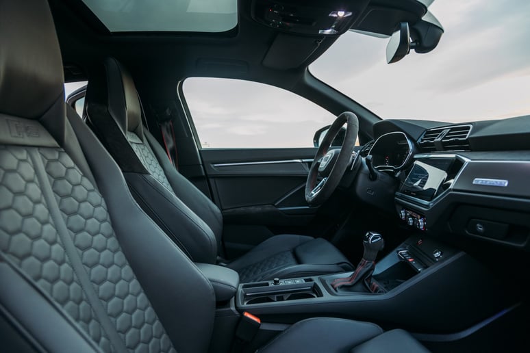 Abu Dabi'de kiralık Audi RSQ3 (Siyah), 2023