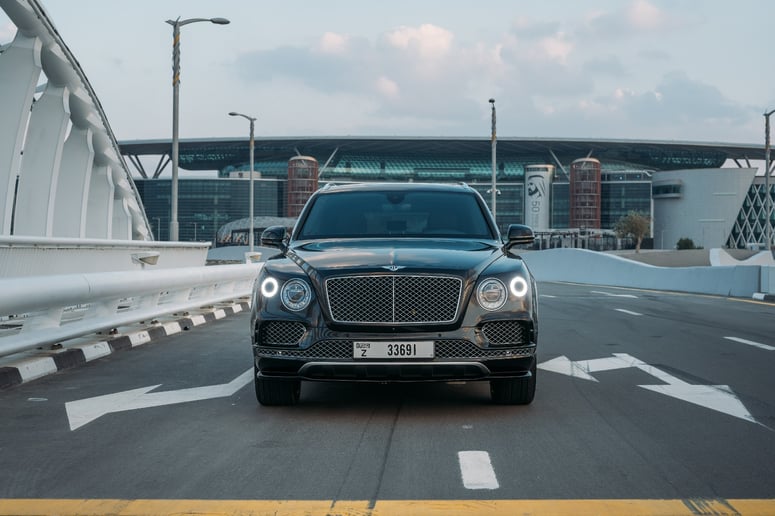 إيجار Bentley Bentayga (أسود), 2019 في دبي 0