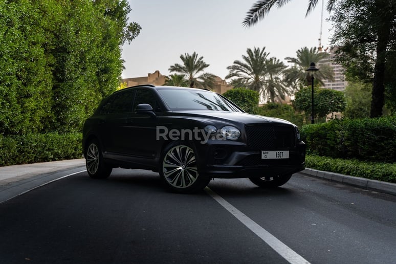 在阿布扎比 租 宾利Bentayga (黑色), 2021