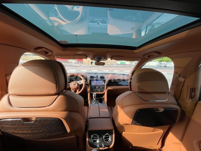 在阿布扎比 租 宾利Bentayga (黑色), 2021