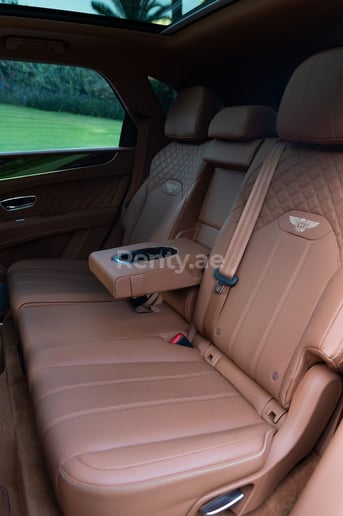 在阿布扎比 租 宾利Bentayga (黑色), 2021