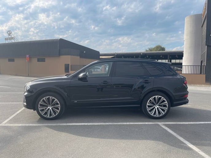 Bentley Bentayga (Nero), 2022 in affitto a Abu Dhabi