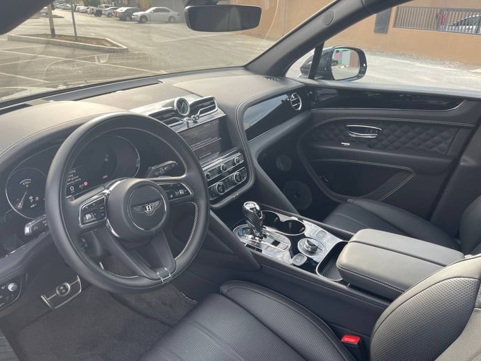 Bentley Bentayga (Nero), 2022 in affitto a Abu Dhabi