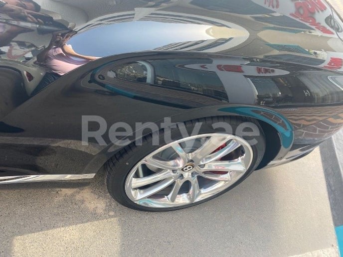 在阿布扎比 租 宾利欧陆 GT (黑色), 2019