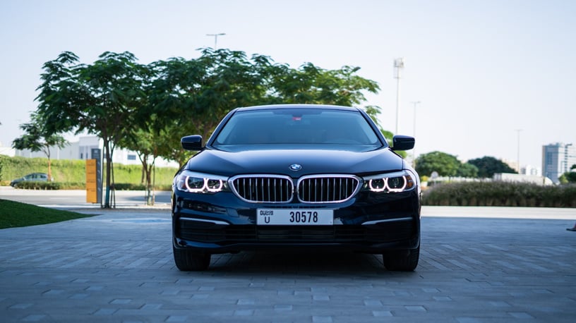 BMW 5 Series (Schwarz), 2020  zur Miete in Dubai