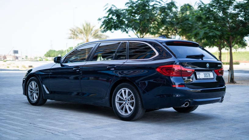 BMW 5 Series (Schwarz), 2020  zur Miete in Dubai