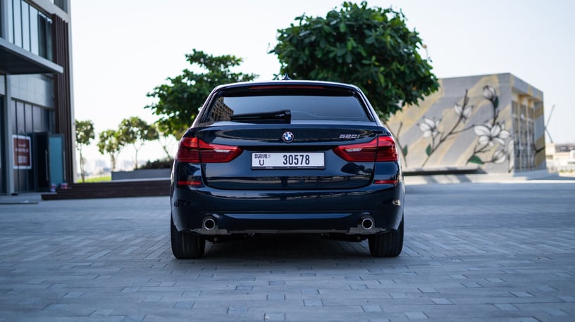 BMW 5 Series (Schwarz), 2020  zur Miete in Dubai