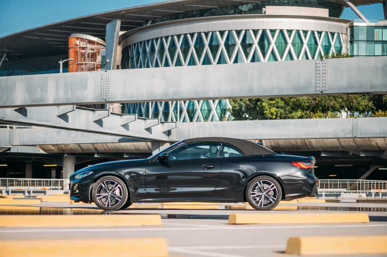 BMW 430i cabrio (Nero), 2023 in affitto a Abu Dhabi