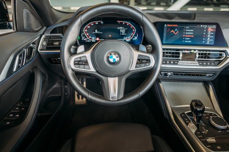 BMW 430i cabrio (Nero), 2023 in affitto a Abu Dhabi