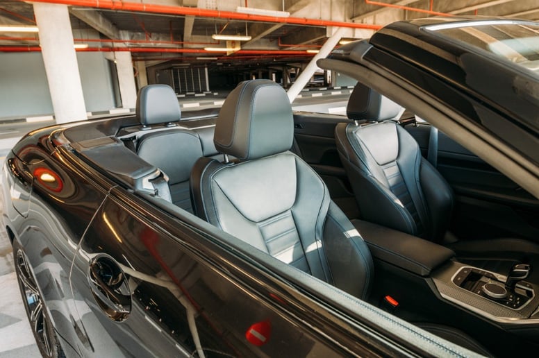 BMW 430i cabrio (Nero), 2023 in affitto a Abu Dhabi