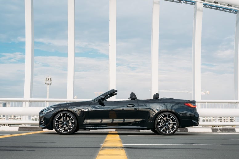 BMW 430i cabrio (Noir), 2023 &agrave; louer &agrave; Abu Dhabi