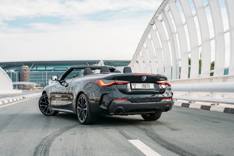 BMW 430i cabrio (Noir), 2023 &agrave; louer &agrave; Abu Dhabi