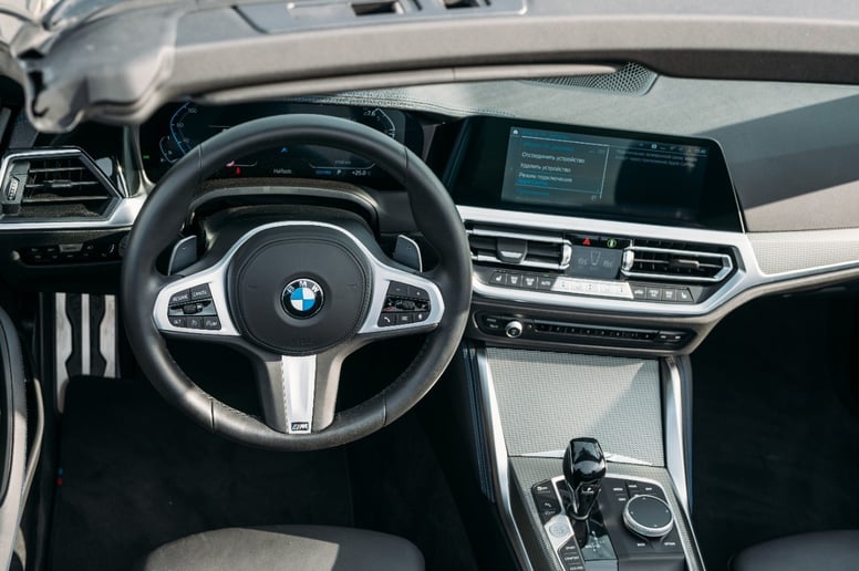 BMW 430i cabrio (Noir), 2023 &agrave; louer &agrave; Abu Dhabi