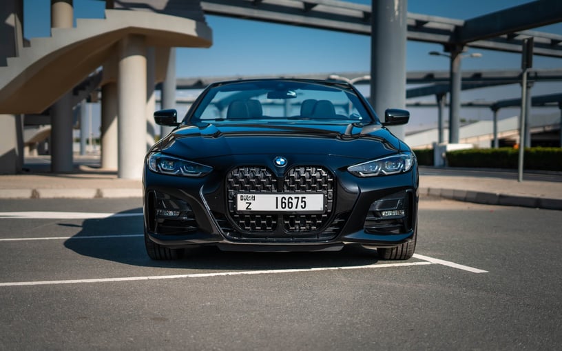 BMW 430i cabrio (Negro), 2023 para alquiler en Abu Dhabi