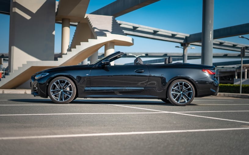 BMW 430i cabrio (Negro), 2023 para alquiler en Abu Dhabi