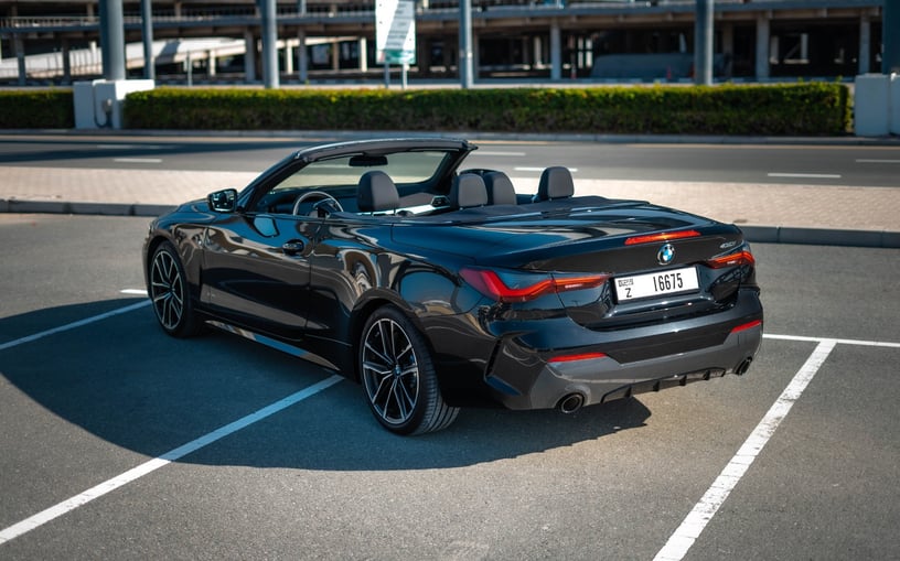 BMW 430i cabrio (Negro), 2023 para alquiler en Abu Dhabi