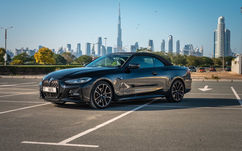 BMW 430i cabrio (Negro), 2023 para alquiler en Abu Dhabi
