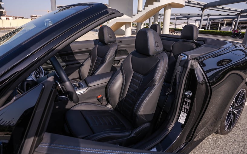 BMW 430i cabrio (Negro), 2023 para alquiler en Abu Dhabi