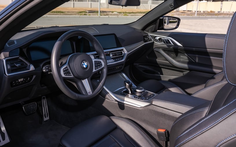 BMW 430i cabrio (Negro), 2023 para alquiler en Abu Dhabi