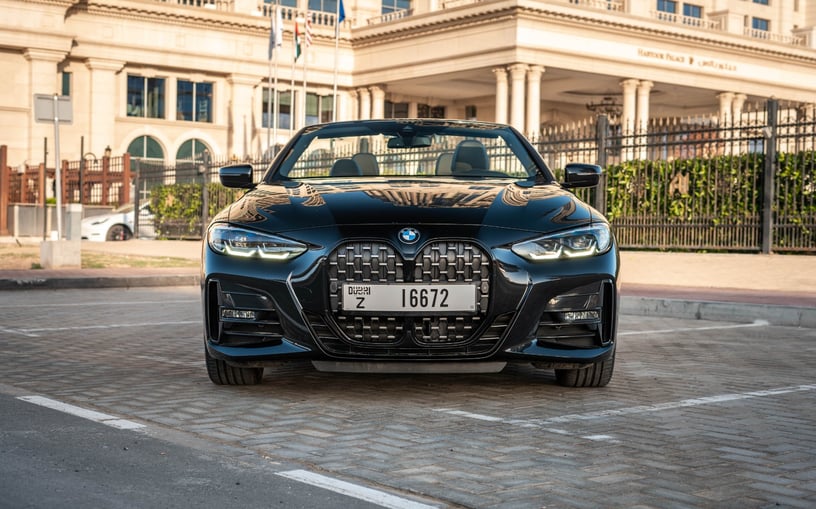 BMW 430i cabrio (Nero), 2023 in affitto a Ras Al Khaimah