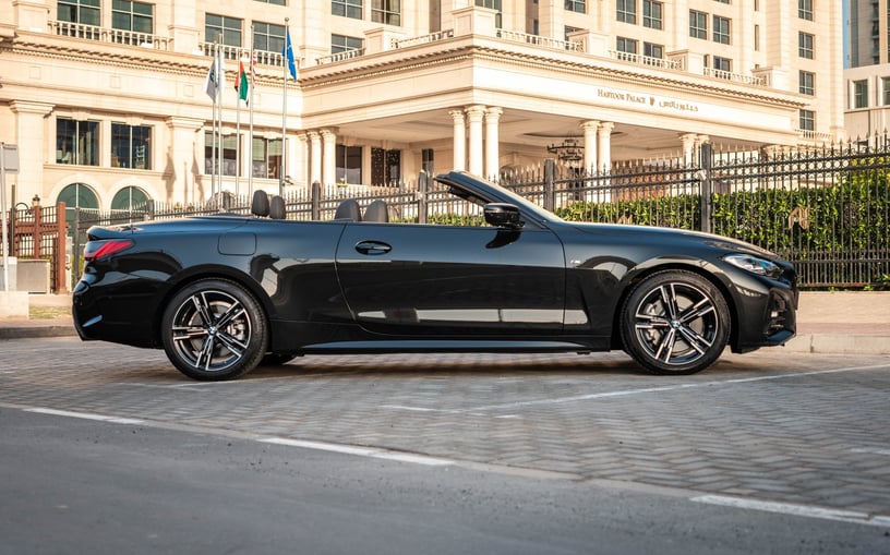 BMW 430i cabrio (Nero), 2023 in affitto a Ras Al Khaimah