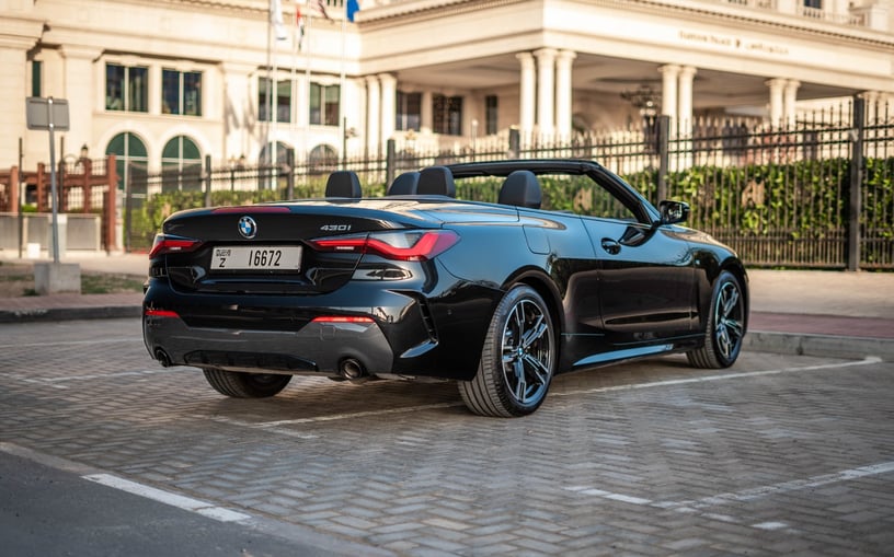 BMW 430i cabrio (Nero), 2023 in affitto a Ras Al Khaimah