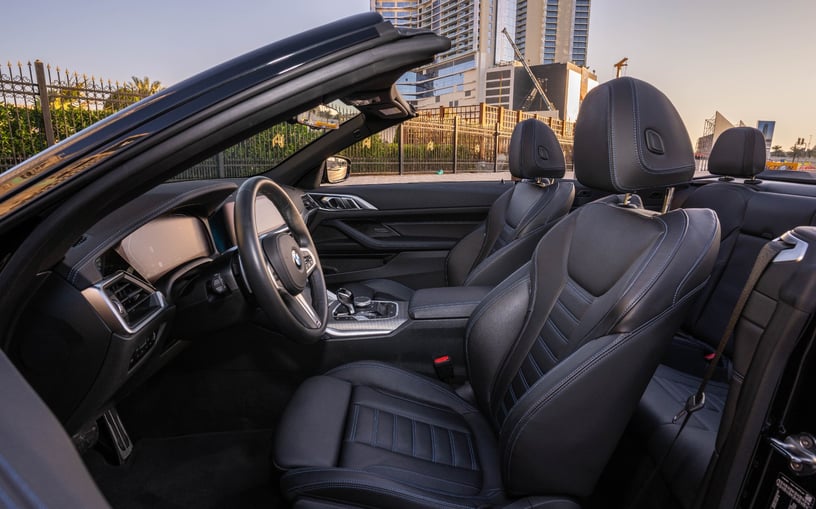 BMW 430i cabrio (Nero), 2023 in affitto a Ras Al Khaimah