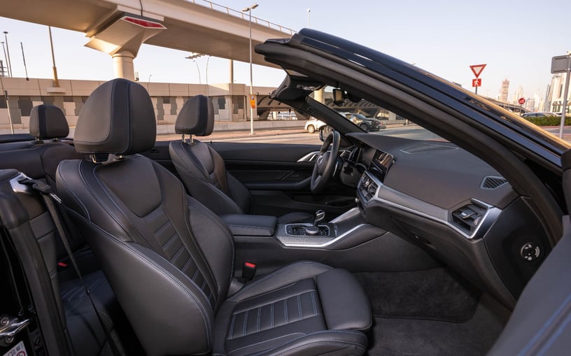 BMW 430i cabrio (Nero), 2023 in affitto a Ras Al Khaimah