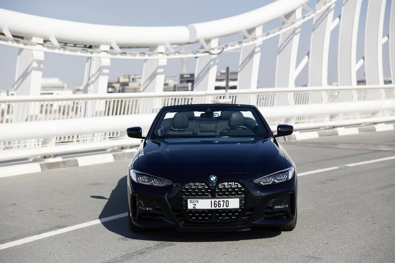 BMW 430i cabrio (Nero), 2023 in affitto a Ras Al Khaimah